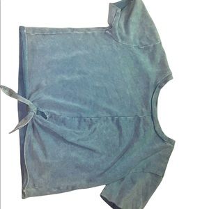 Cropped knotted tshirt